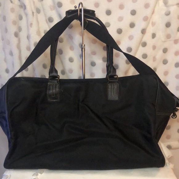 ELIZABETH ARDEN large black nylon and faux leather overnight bag. Detach straps. - Picture 5 of 7